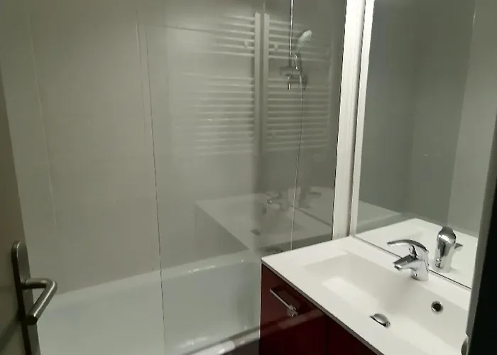 5 Personnes Renove, Proche Pistes Et Commerces, Balcon Sud, Parking Inclus - Fr-1-181-2468 *