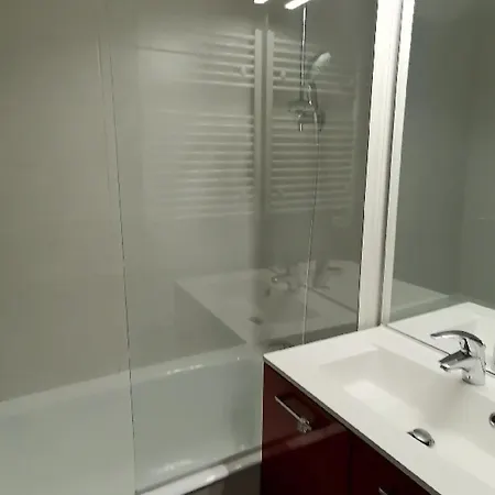 5 Personnes Rénové, Proche Pistes Et Commerces, Balcon Sud, Parking Inclus - Fr-1-181-2468 *